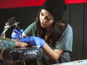 Hogyan válasszuk ki a megfelelő tetováló ágyat?