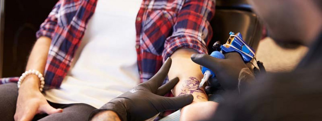 Minőségi tetováló bútor a vendég és szakember kényelméért