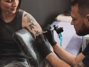 Milyen tetováló bútorok kellenek egy új szalon nyitásához?